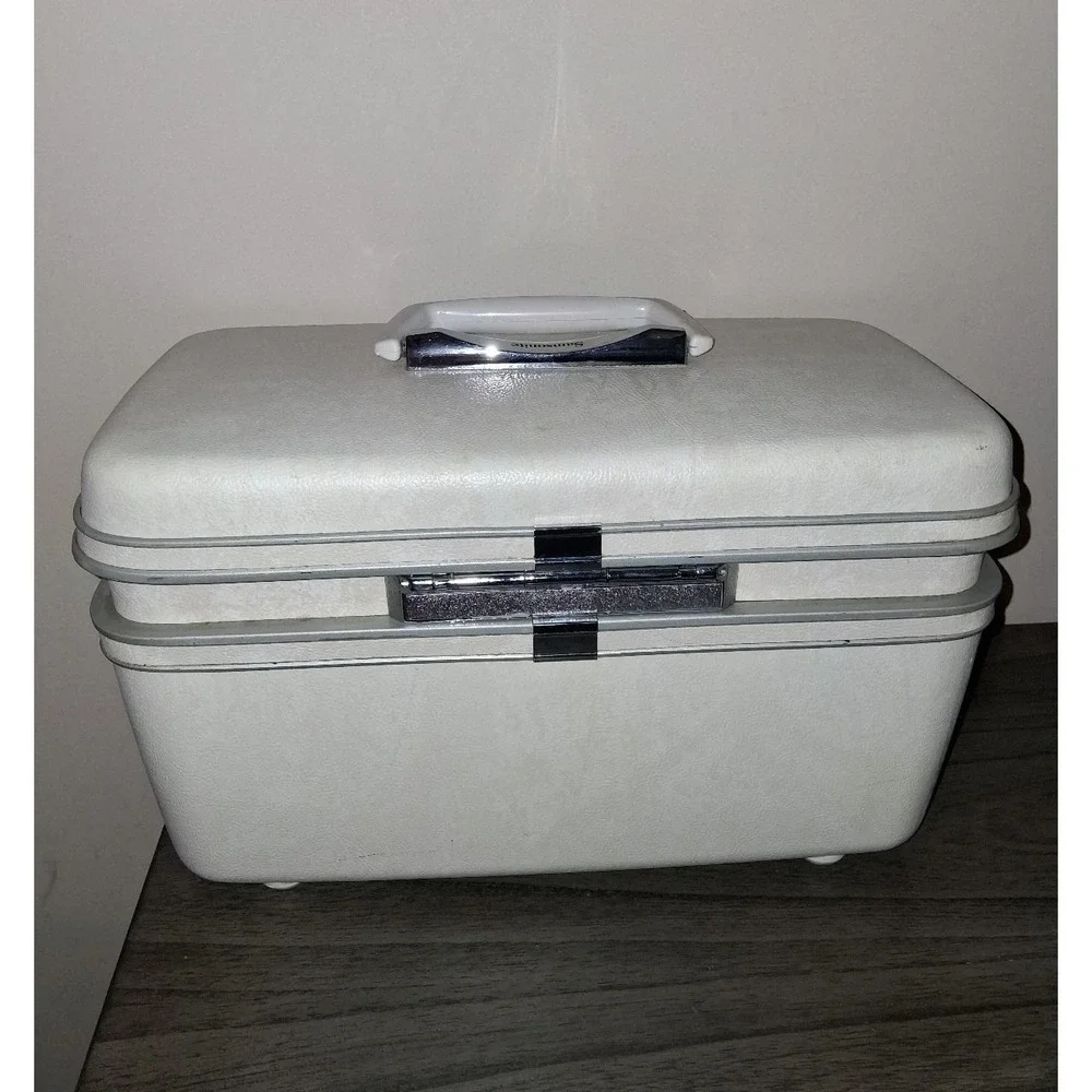 Vintage Samsonite Silhouette Train Case White Cosmetic Luggage Tray & Key